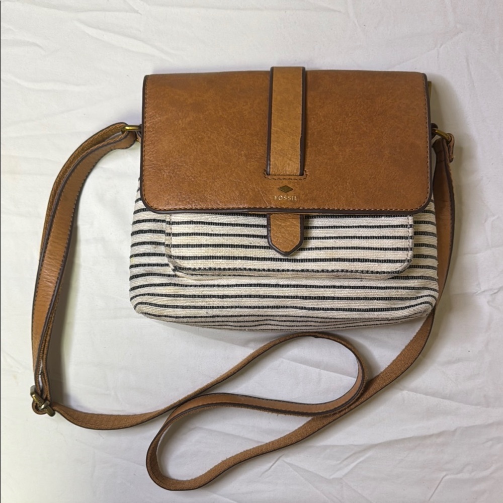 Fossil Tan and Black Crossbody Bag with Sophisticated Leather Design